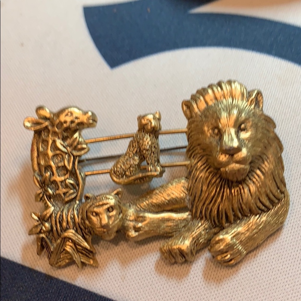GOLD TONE PIN LION GIRAFFE TIGER SLIDING LEOPOID?